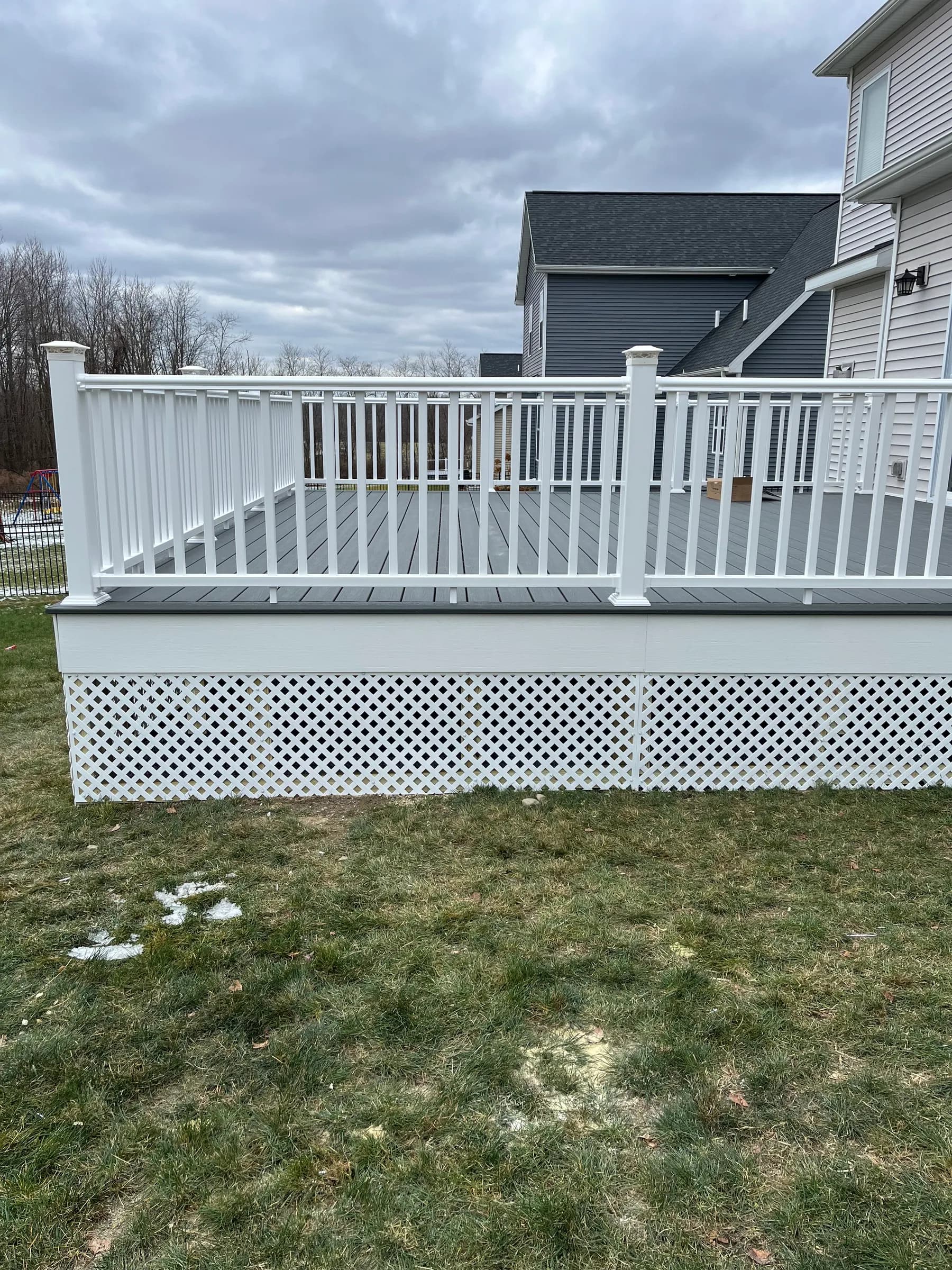 Full white vinyl deck with balusters